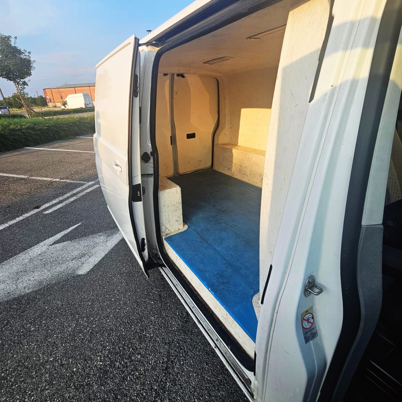 Auto rent - Volkswagen T5 Transporter - Image 5
