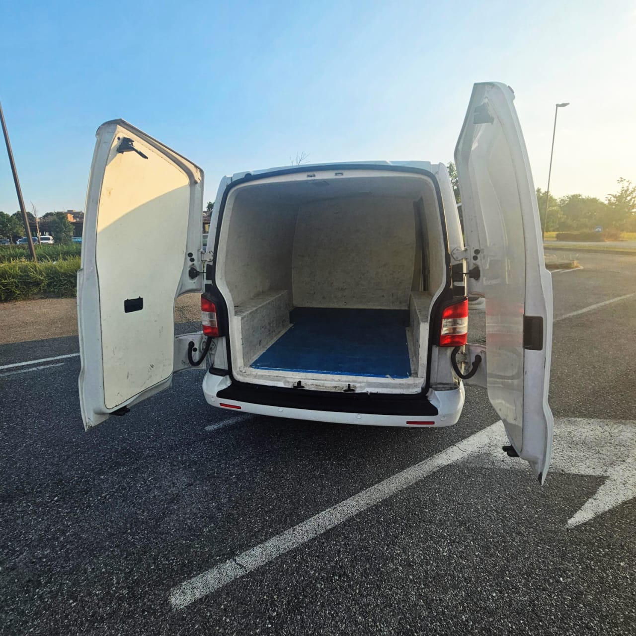 Auto rent - Volkswagen T5 Transporter - Image 3
