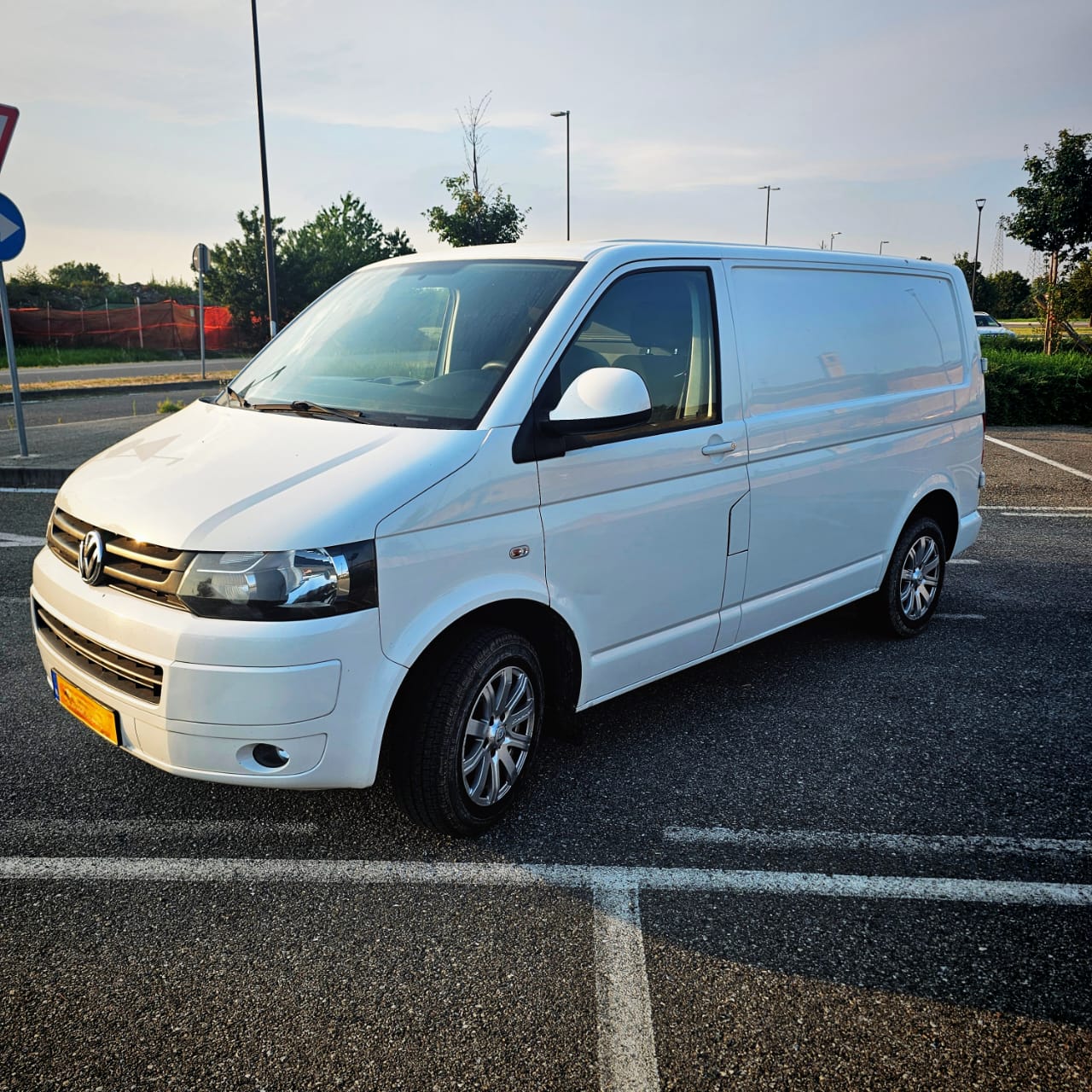 Auto rent - Volkswagen T5 Transporter - Image 8