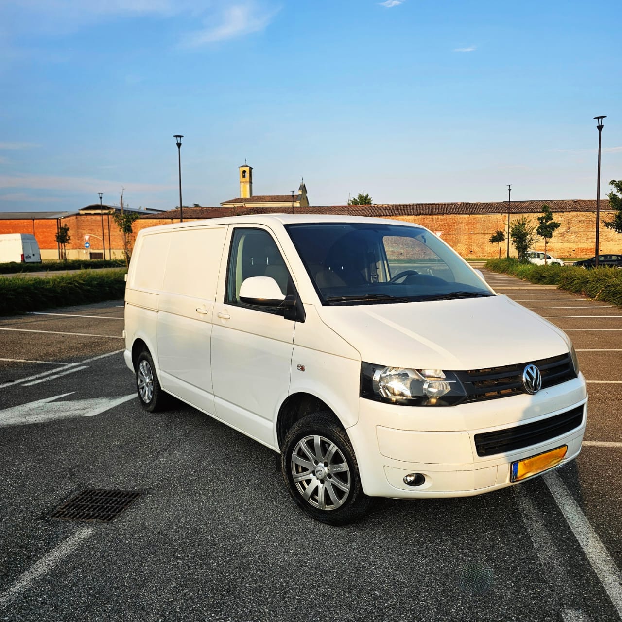 Auto rent - Volkswagen T5 Transporter - Image 10